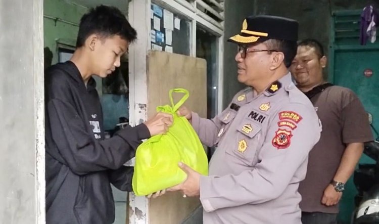 Polsek Cikole Berikan Santunan Kepada Anak Yatim