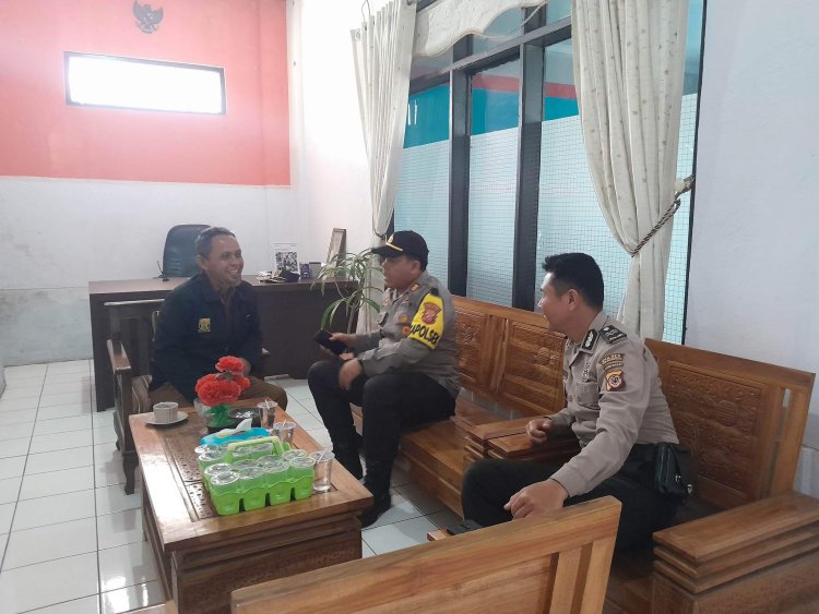 Kapolsek Sukalarang Giat Sambang Ke Balai Desa Cimangkok