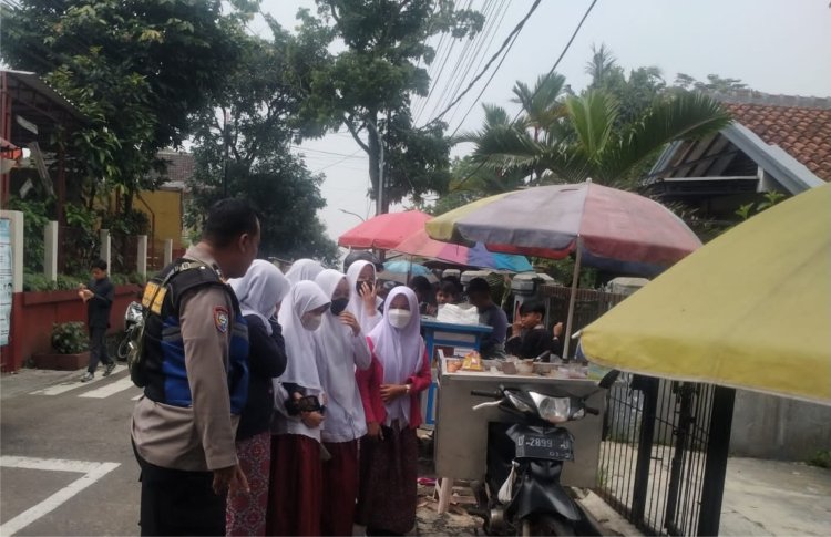 Bhabinkamtibmas Polsek Panyileukan Polrestabes Bandung Sambang Sekolah Lakukan Pengecekan Pedagang Chiki Ngebul