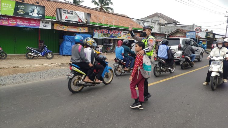 Polisi Sebrangkan Anak Sekolah, Bukti Pengayoman Bagi Masyarakat