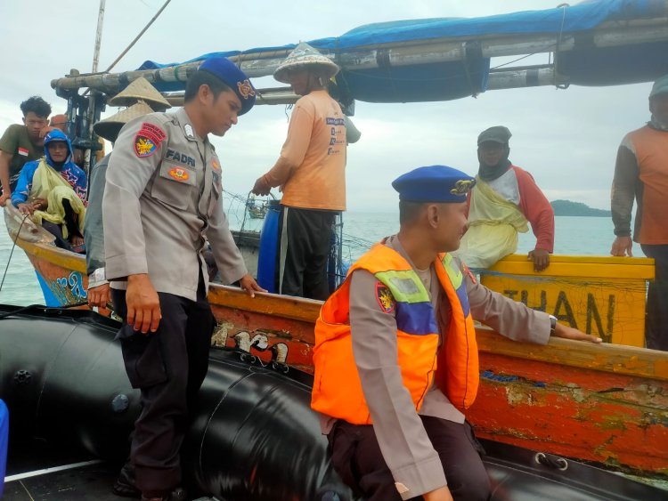 Sat Pol Air Polres Lampung Selatan Sambangi Nelayan di Selat Sunda