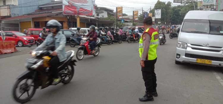 Patroli Polsek Cikole Bantu Laksanakan Pengaturan Di Simpang Jl. Siliwangi