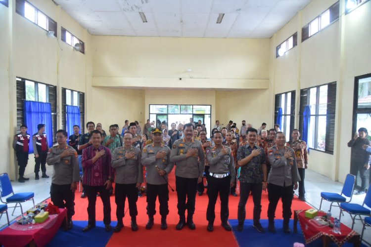 Gelar Jumat Curhat, Wakapolda Lampung diwakili Kabid Humas Polda Lampung Dengarkan Aspirasi Warga Desa Hanura