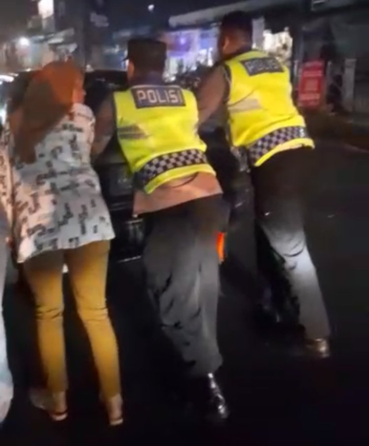 Salut, Polisi Polsek Sukalarang Sigap Bantu Mobil Yang Mogok