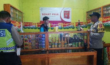 Cipta Kondisi Penyakit Masyarakat, Polsek Sukalarang Gelar Razia Miras