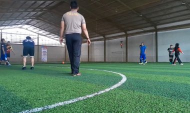 Jaga Stamina, Kapolsek Sukalarang Ajak Personil Bermain Olahraga Futsal