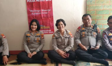 Gelar Jumat Curhat, Polwan Polres Metro Jakarta Barat Terima Curhatan Warga Kembangan