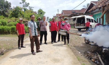 Cegah Demam Berdarah, Bhabinkamtibmas Polsek Sidomulyo Lampung Selatan Bripka Ardi Mulyadi Monitoring Fogging Kerumah Warga