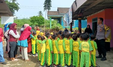 Bhabinkamtibmas Polsek Sidomulyo Polres Lamsel Bripka Ardi Muyadi Sambangi TK Mutiara Desa Camping Tiga