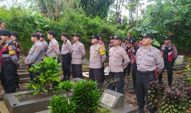 Personel Polsek Sukalarang Hadiri Pemakaman Anggota Polisi Yang Meninggal Dunia