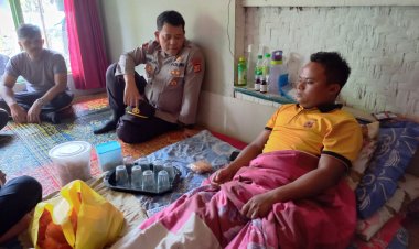 Bentuk simpati,Kapolsek Sukalarang Jenguk PHL Yang Sakit Dan Berikan Bantuan