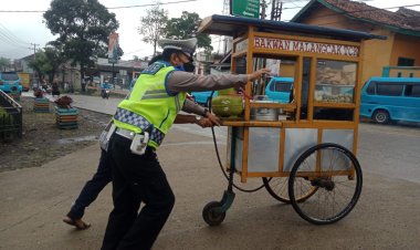 Responsif, Anggota Unit Lantas Polsek Sukalarang Bantu Pedagang