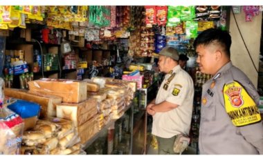 Giat Sambang, Bhabinkamtibmas Polsek Sukalarang Kunjungi Pedagang Pasar