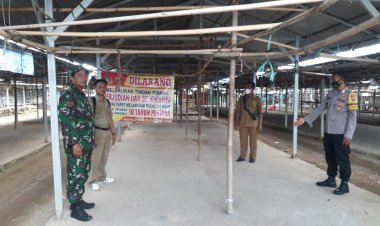 Bhabinkamtibmas Bripka Nur Meiyanto Pasang Banner Larangan Perjudian dan Sejenisnya