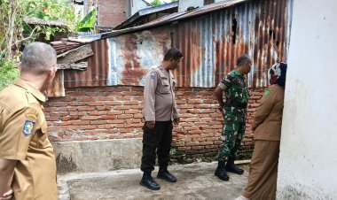 Bhabinkmtibmas Kampung Kelawi Dampingi  Camat Cek Bangunan Penyebab Banjir