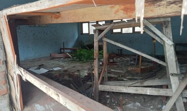 Bangunan SD Negeri Pacing Kec.Cireunghas  Sangat Memprihatinkan