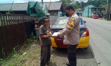 Jumat Berbagi, Polsek Sukalarang Bagikan Nasi Kotak Ke Warga