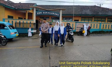 Gatur Lalin Pagi, Polisi Bantu Anak Sekolah Menyebrang Jalan