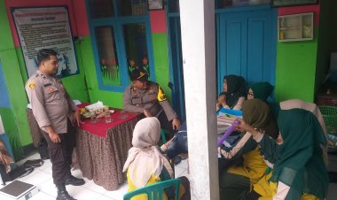 Kapolsek Sukalarang Melaksanakan Pengecekan Dan Monitoring Pemberian Vitamin Di Posyandu