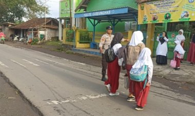 Pelayanan Prima Kepada Warga, Unit Samapta Polsek Cireunghas Laksanakan Gatur Lalin