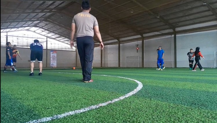 Jaga Stamina, Kapolsek Sukalarang Ajak Personil Bermain Olahraga Futsal