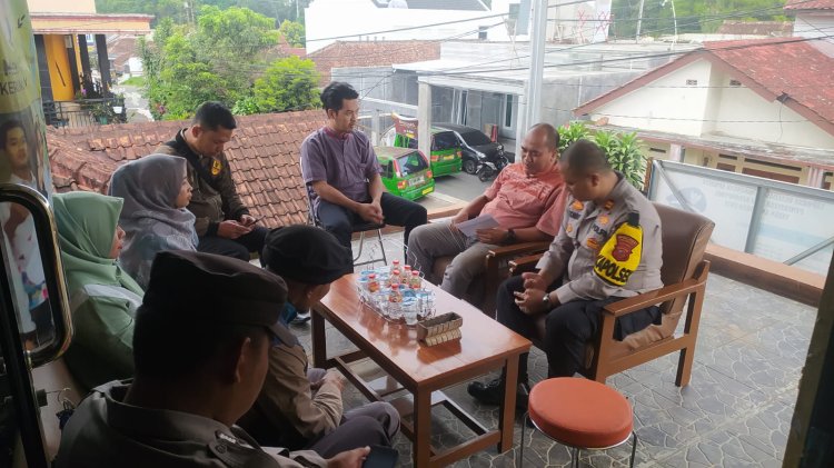 Kapolsek Kebon Pedes Melaksanakan Jumat Curhat