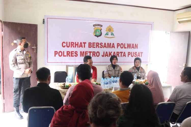 Polwan Polres Metro Jakarta Pusat Giat Jumat Curhat Terima Curhatan Warga Cempaka Putih