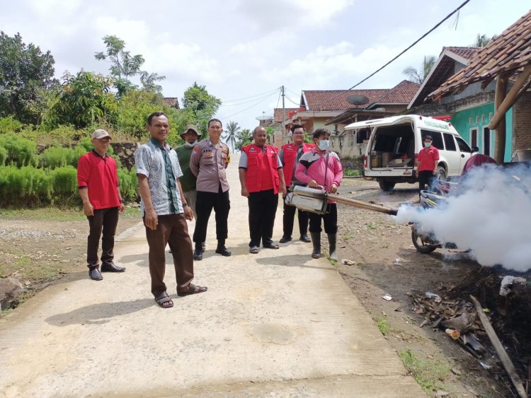 Cegah Demam Berdarah, Bhabinkamtibmas Polsek Sidomulyo Lampung Selatan Bripka Ardi Mulyadi Monitoring Fogging Kerumah Warga