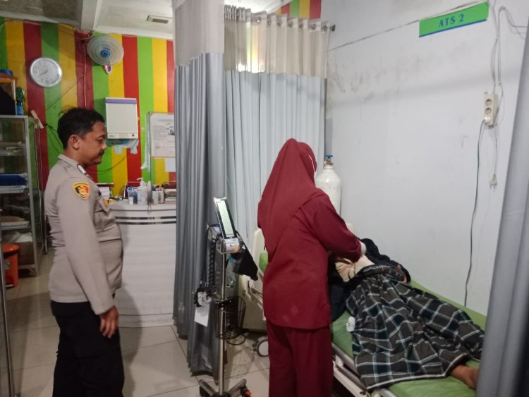 Polisi Mengantarkan Orang Sakit Ke Rumah Sakit Al-mulk Kota Sukabumi