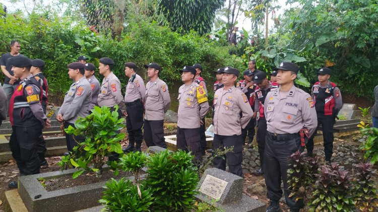 Personel Polsek Sukalarang Hadiri Pemakaman Anggota Polisi Yang Meninggal Dunia