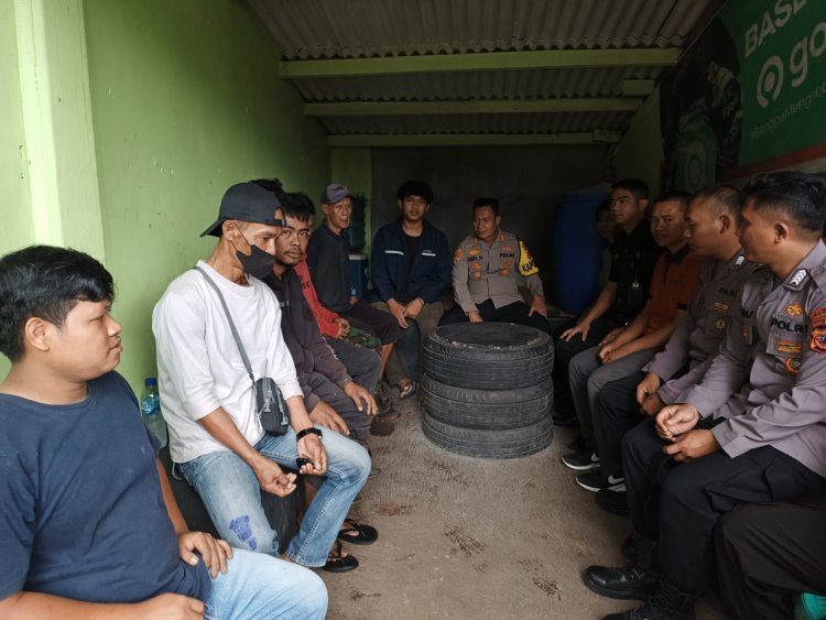 Kapolsek Cikole Dengarkan Keluhan Warga Di Giat Jumat Curhat