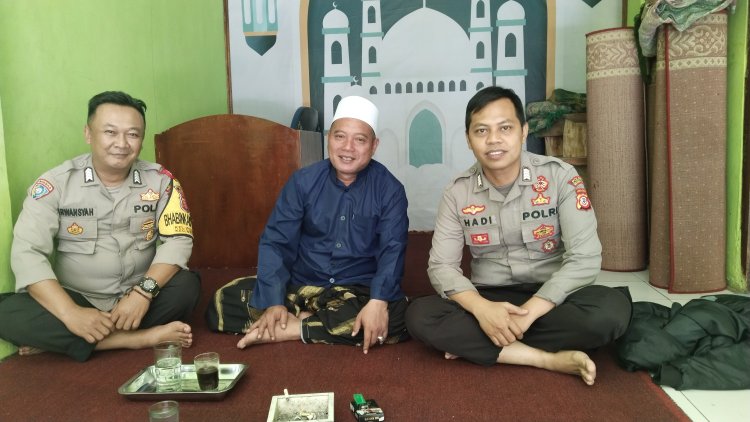 Bhabinkamtibmas Polsek Cikole Laksanakan Giat  Sambang Kepada Tokoh Agama