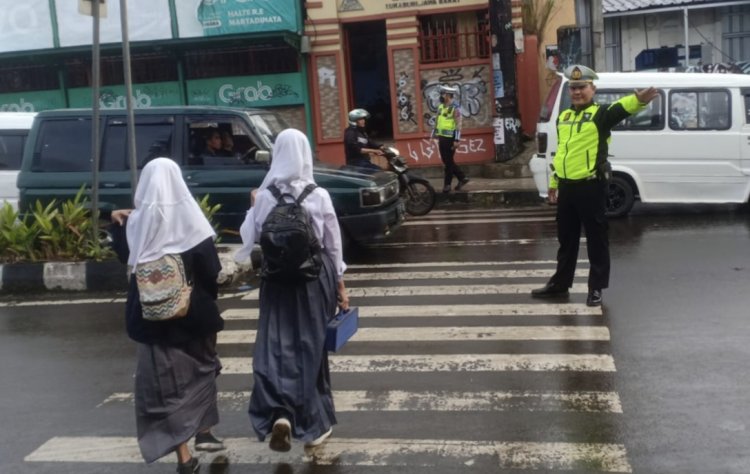 Lantas Polsek Cikole Laksanakan Gatur Pagi Meskipun Hujan