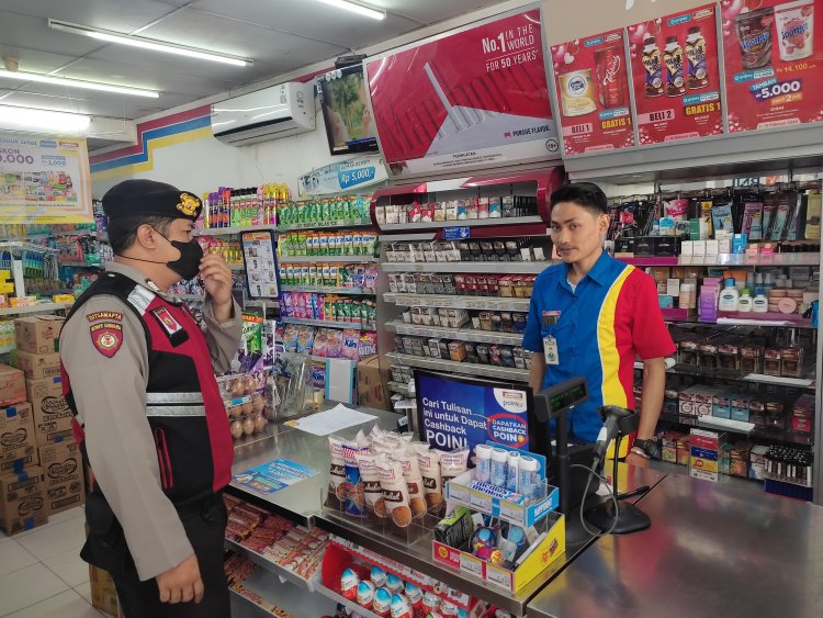 Patroli Ke Minimarket  Dalam Upaya Kondusifitas Di Wilayah