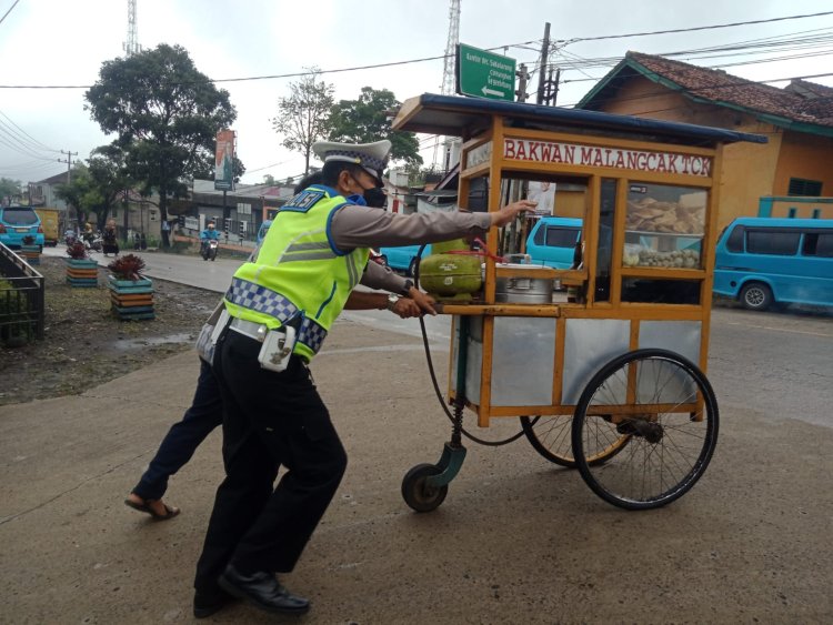 Responsif, Anggota Unit Lantas Polsek Sukalarang Bantu Pedagang