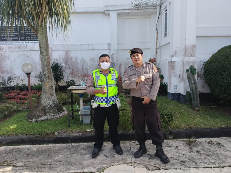 Berikan Rasa Nyaman, Polsek Baros Lakukan Pengamanan Giat Kebaktian Di Gereja Sidang Kristus