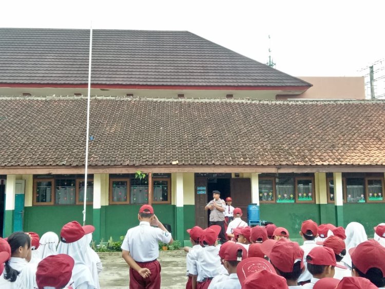 Jadi Inspektur Upacara Panit Binmas Polsek Baros di SDN Sudajayahilir Kota Sukabumi