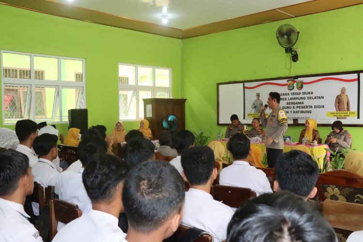 Kapolres Lampung Selatan AKBP Edwin Beri Motivasi Siswa SMAN 1 Katibung