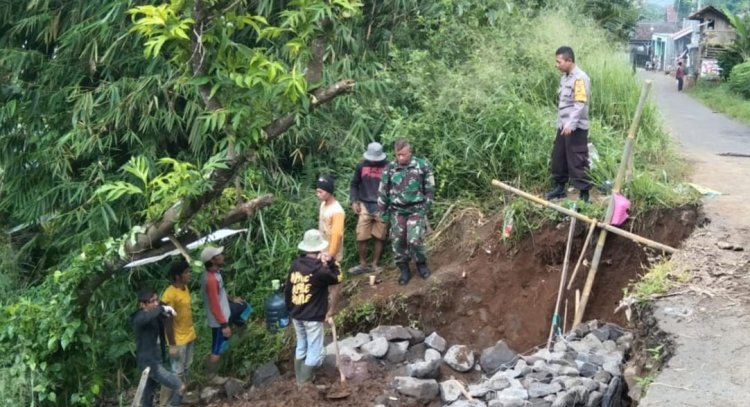 Sinergitas TNI POLRI, Bhabinkamtibmas Polsek Sukaraja Dan Babinsa Perbaiki Jalan Bersama Warga