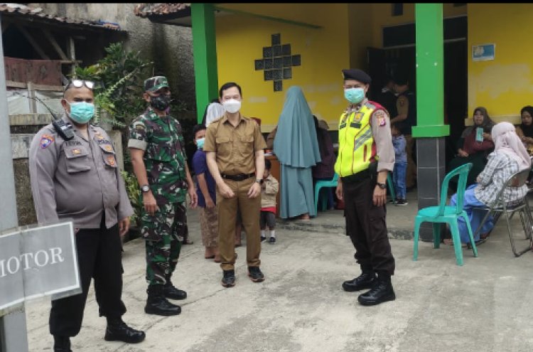 Sinergitas TNI-POLRI, Personel Polsek Cireunghas Bersama Danposramil Lakukan Sambang Warga
