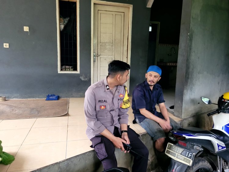 Bhabinkamtibmas Polsek Sukalarang Sampaikan Himbauan Kamtibmas Dalam Giat Sambang