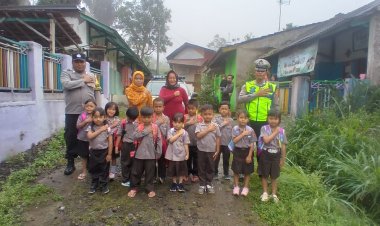 Polisi Sahabat Anak, Bhabinkamtibmas Sambangi TK IT Al-Ikhlas