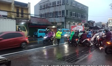 Diguyur Hujan, Polisi Polsek Sukalarang Tetap Laksanakan Gatur Lalin