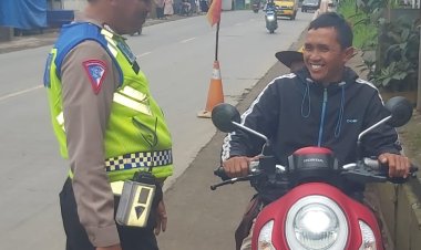 Peduli Keselamatan, Polisi Berikan Teguran Humanis Kepada Pelanggar Lalu Lintas
