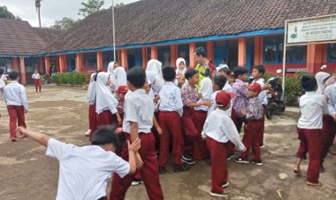 Police Goes To School, Polsek Cireunghas Tanamkan Jiwa Disiplin Kepada Pelajar SD
