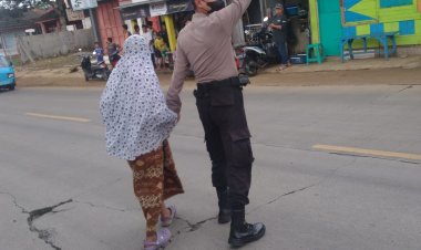 Peduli Keselamatan, Polisi Polsek Sukalarang Bantu Nenek Lansia Menyeberang