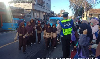 Gatur Pagi , Polisi Lalu Lintas Berikan Pelayanan Prima Terhadap Masyarakat