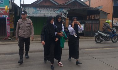 Gatur Lalin Pagi, Polisi Bantu Siswa Sekolah Menyeberang