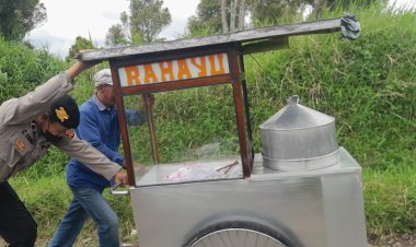 Polisi Polsek Sukalarang Bantu Dorong Gerobak Penjual Somay Keliling