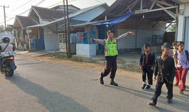 Hadir Di Tengah Masyarakat,Unit Samapta Polsek Cireunghas Lakukan Gatur Lalin Secara Rutin